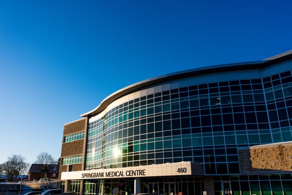 modern-medical-centre-building-with-glass-facade-z80oyriouui